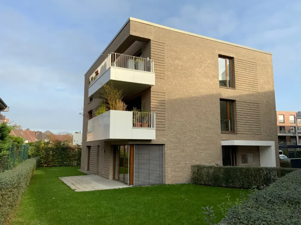 Spacious 3-Room Ground Floor Apartment with Fitted Kitchen and Terrace