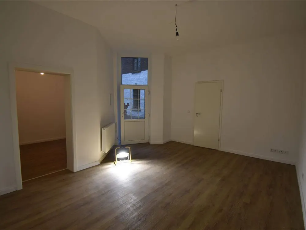 D-Altstadt! Renovated 2-Room Ground Floor Apartment in a Quiet Backyard