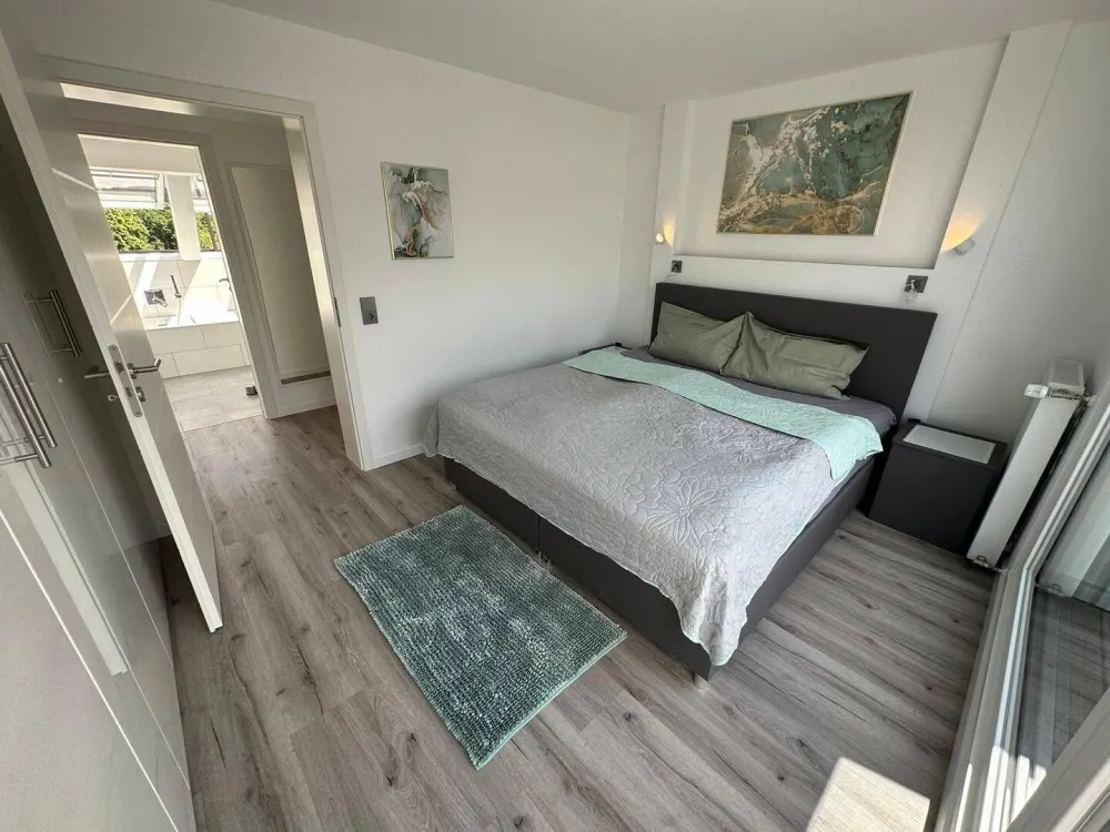 Voll möblierte Dachterrassenwohnung mit privater Sauna und Außendusche