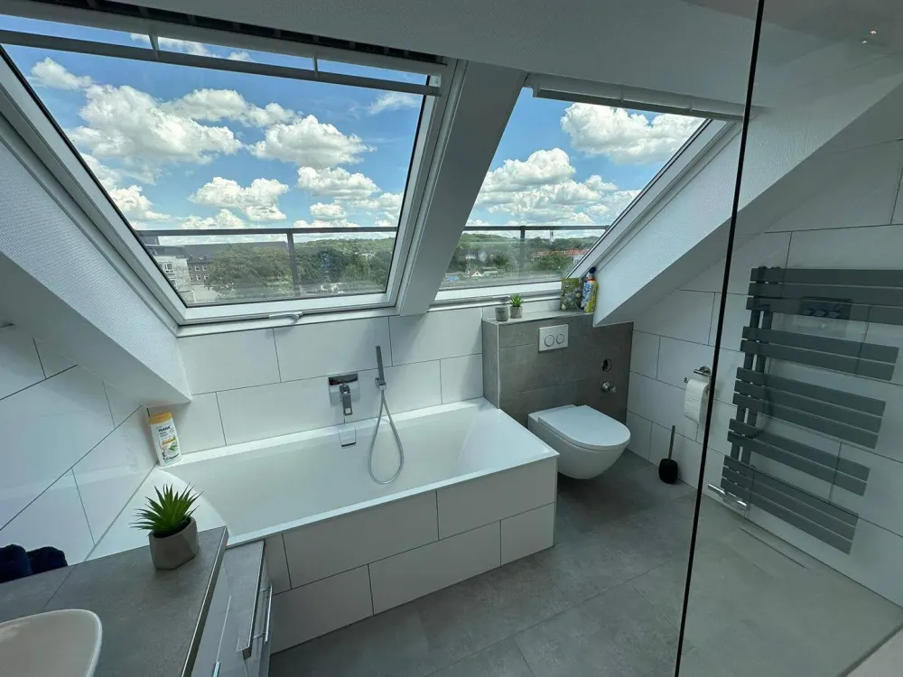 Voll möblierte Dachterrassenwohnung mit privater Sauna und Außendusche