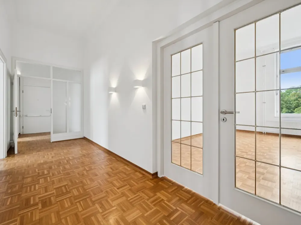 Stylishly Renovated 2-Room Old Building Apartment in Desirable Südstadt Location