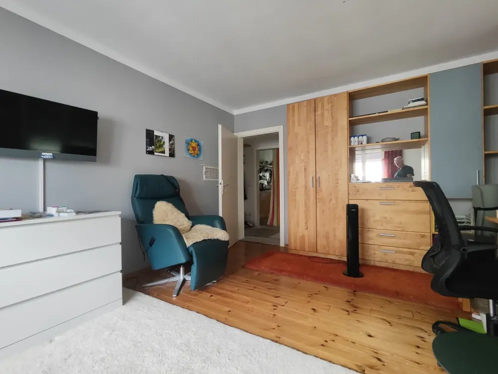 Stuttgart-West: 3-Room Apartment with Balcony, Loggia and Fireplace Stove