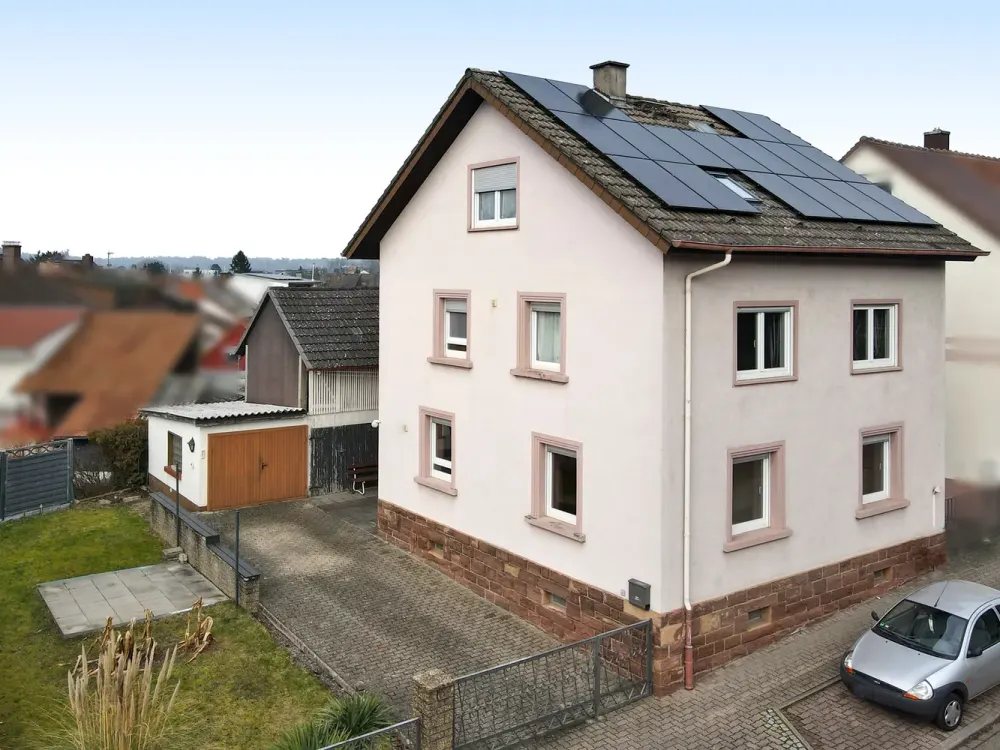 Spacious 3-Room Maisonette Apartment with 2 Bathrooms, Garage & Modern Kitchen