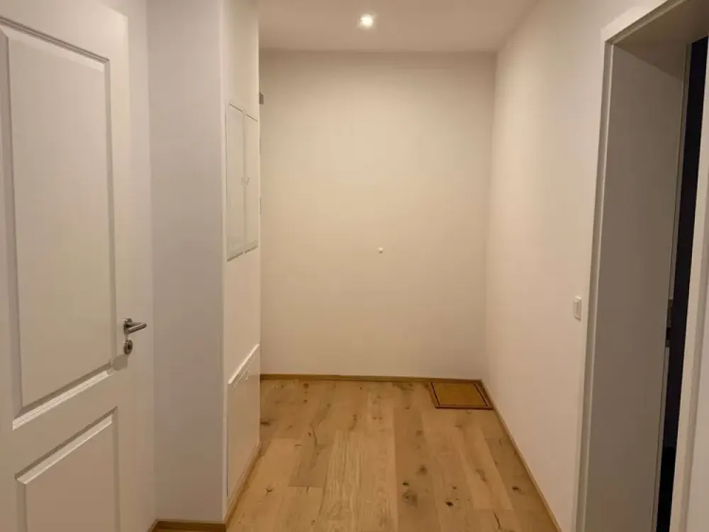 EXCLUSIVE 2.5-ROOM APARTMENT-PARQUET-HIGH-QUALITY FITTED KITCHEN-BALCONY-HEAT PUMP-PARKING SPACE