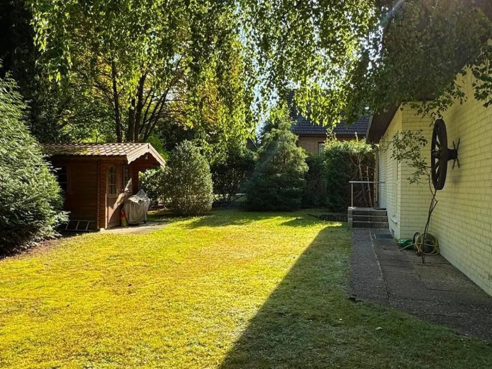 Freshly renovated granny flat with approx. 92 m² total area, 2 bathrooms & new fitted kitchen