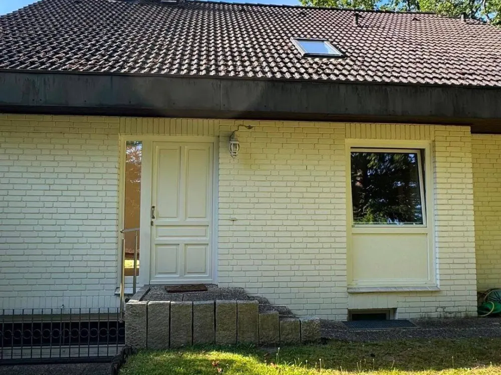 Freshly renovated granny flat with approx. 92 m² total area, 2 bathrooms & new fitted kitchen
