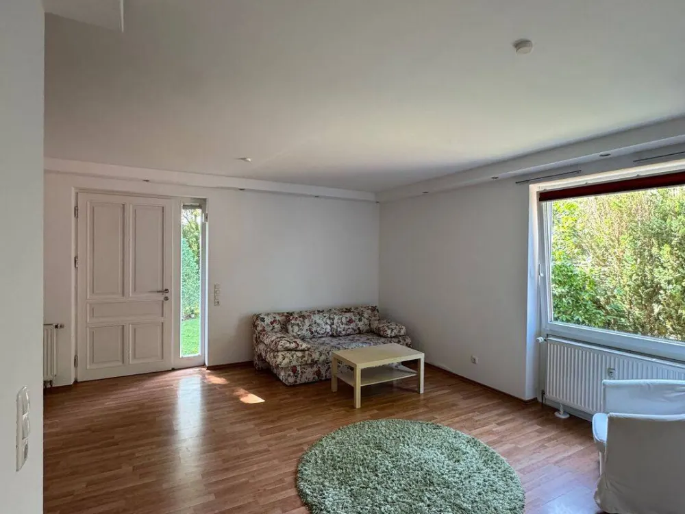 Freshly renovated granny flat with approx. 92 m² total area, 2 bathrooms & new fitted kitchen