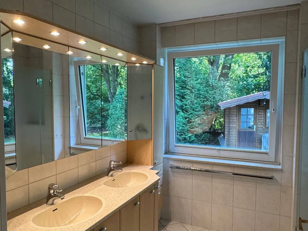 Freshly renovated granny flat with approx. 92 m² total area, 2 bathrooms & new fitted kitchen