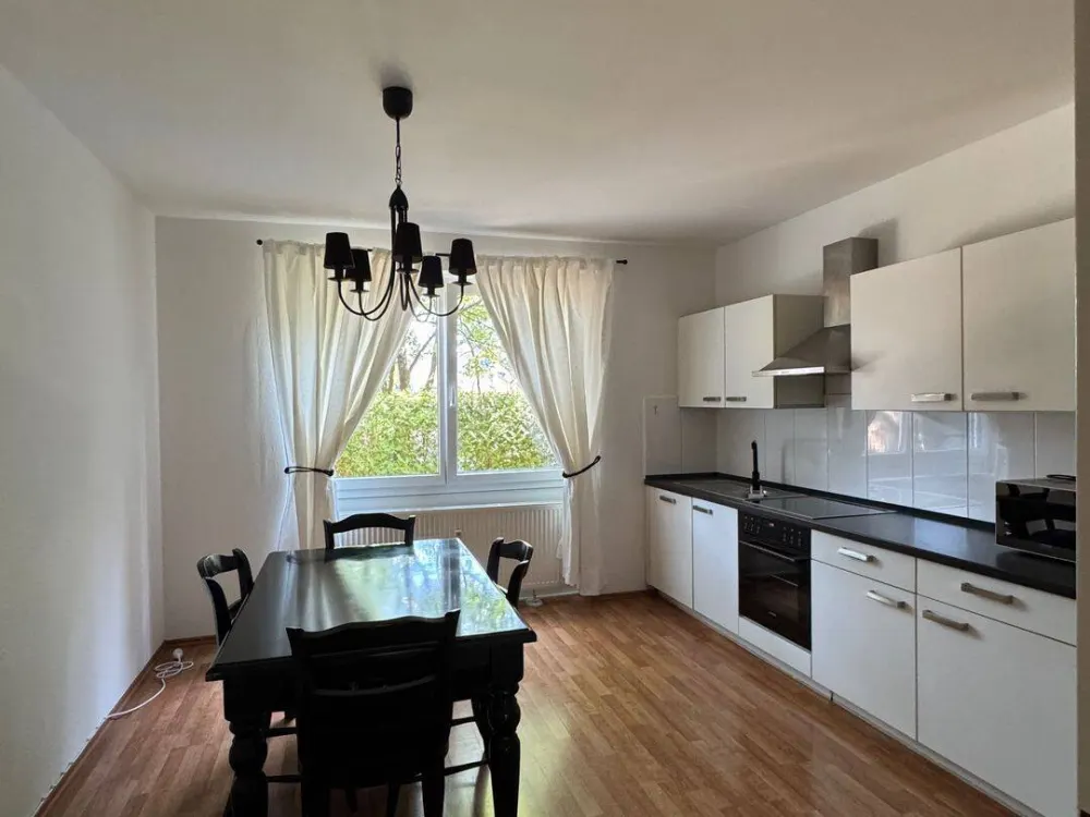 Freshly renovated granny flat with approx. 92 m² total area, 2 bathrooms & new fitted kitchen