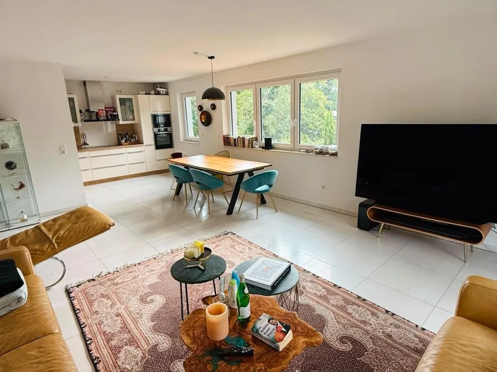 Modern bright apartment with fitted kitchen and garage in a quiet location
