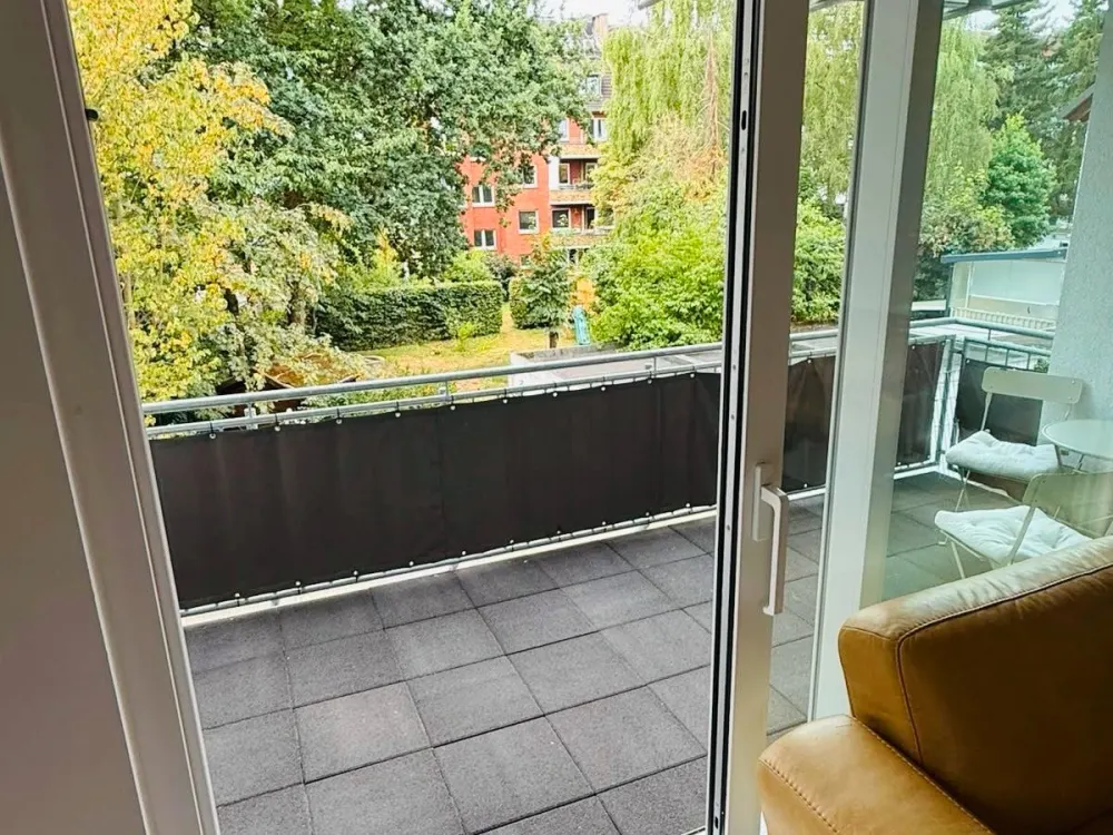 Modern bright apartment with fitted kitchen and garage in a quiet location