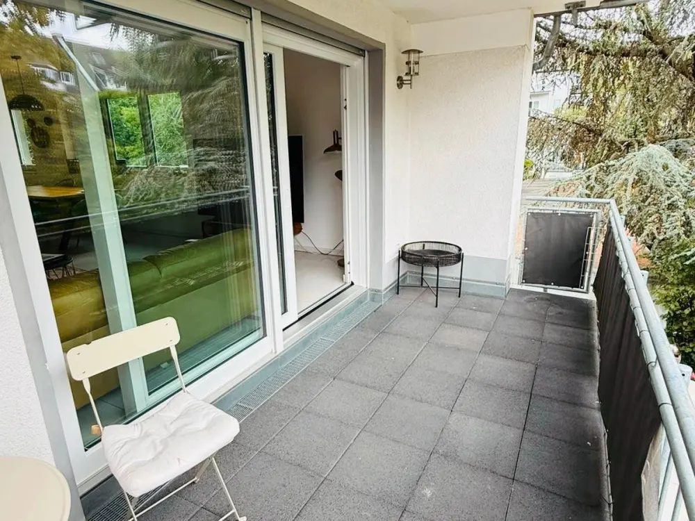 Modern bright apartment with fitted kitchen and garage in a quiet location