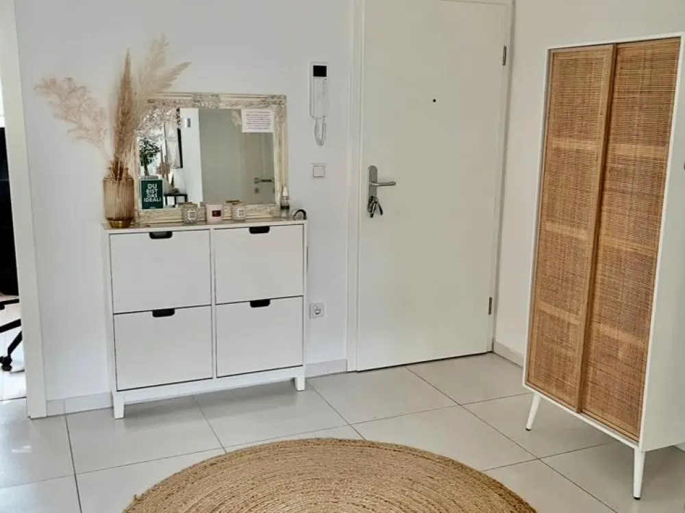 Modern bright apartment with fitted kitchen and garage in a quiet location
