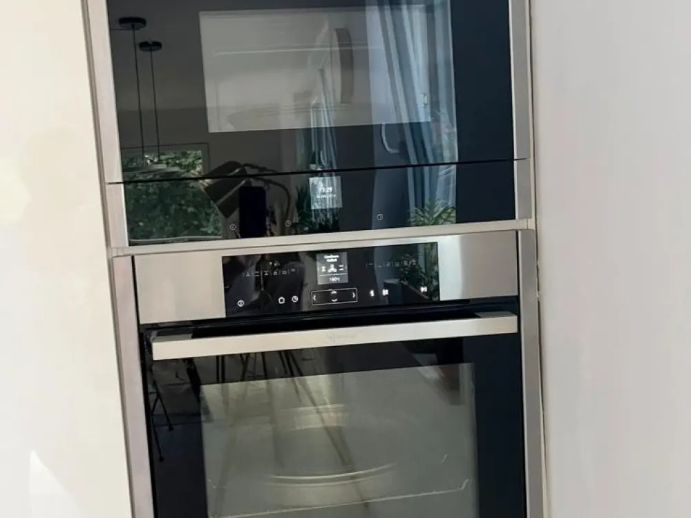Modern bright apartment with fitted kitchen and garage in a quiet location