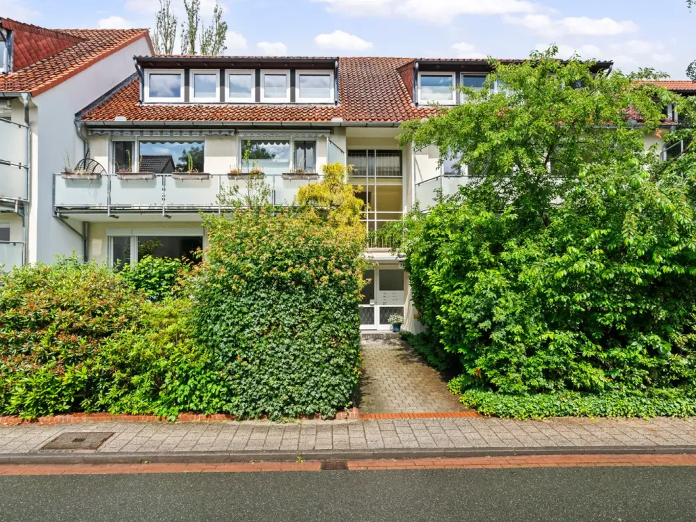 Bright Apartment with Three Rooms and Balcony in Quiet Location in Bremen Schwachhausen with Garage
