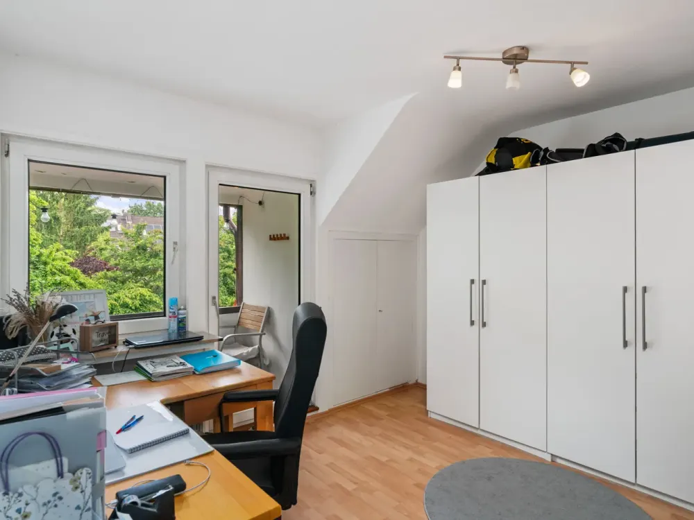 Bright Apartment with Three Rooms and Balcony in Quiet Location in Bremen Schwachhausen with Garage