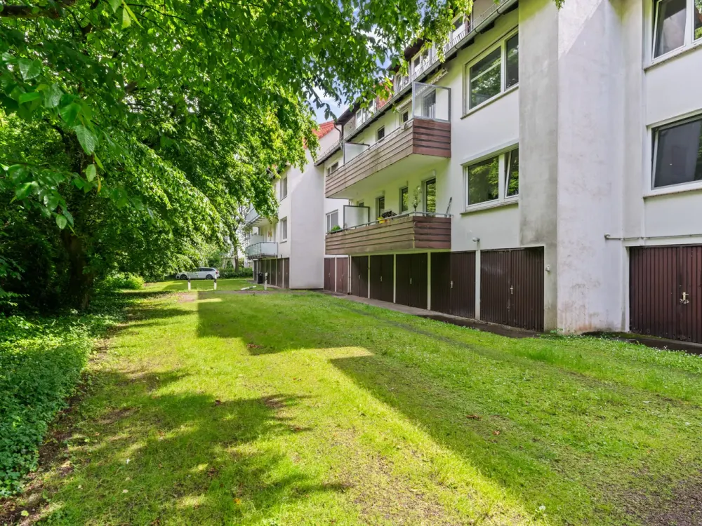 Bright Apartment with Three Rooms and Balcony in Quiet Location in Bremen Schwachhausen with Garage