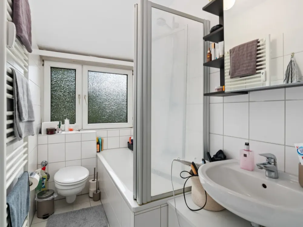 Bright Apartment with Three Rooms and Balcony in Quiet Location in Bremen Schwachhausen with Garage