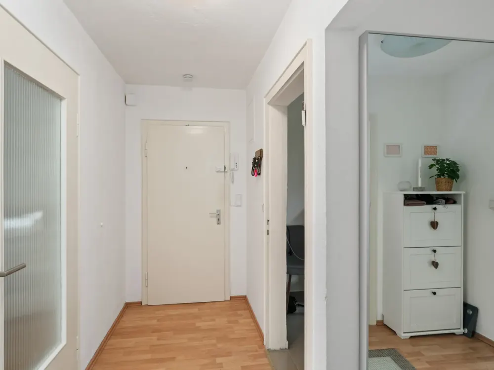 Bright Apartment with Three Rooms and Balcony in Quiet Location in Bremen Schwachhausen with Garage