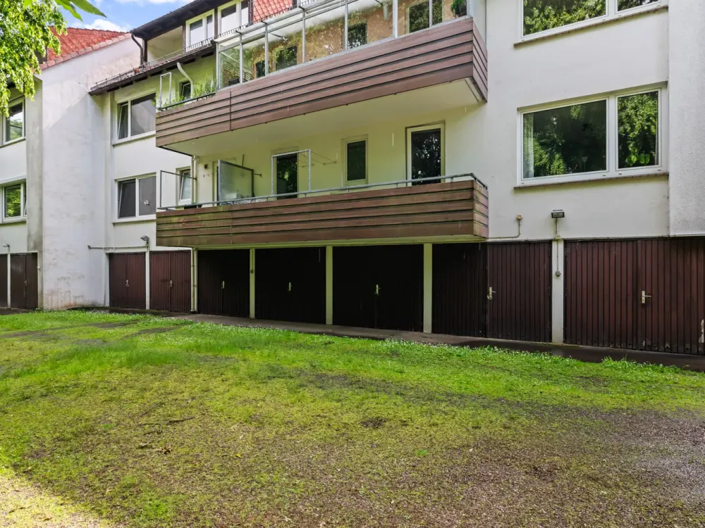 Bright Apartment with Three Rooms and Balcony in Quiet Location in Bremen Schwachhausen with Garage