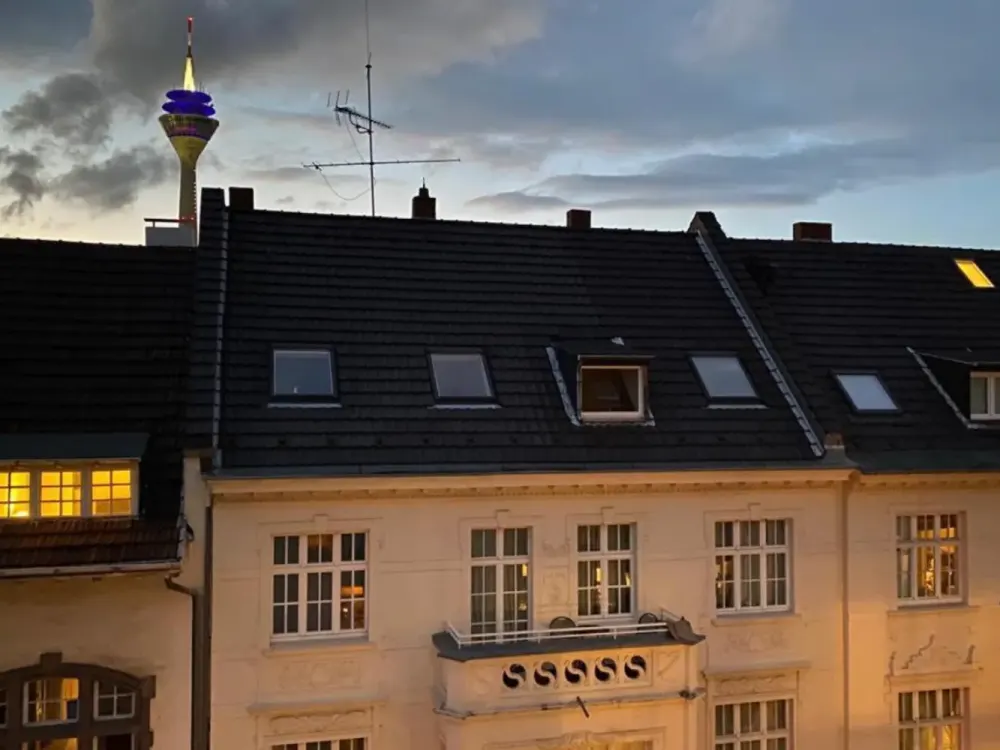 شقة من غرفتين مع إطلالة على قمة Rheinturm في موقع حيوي دوسلدورف أونتربيلك