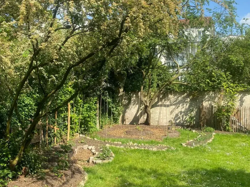 Sunny, Quiet Ground Floor Apartment with Exclusive Garden Use