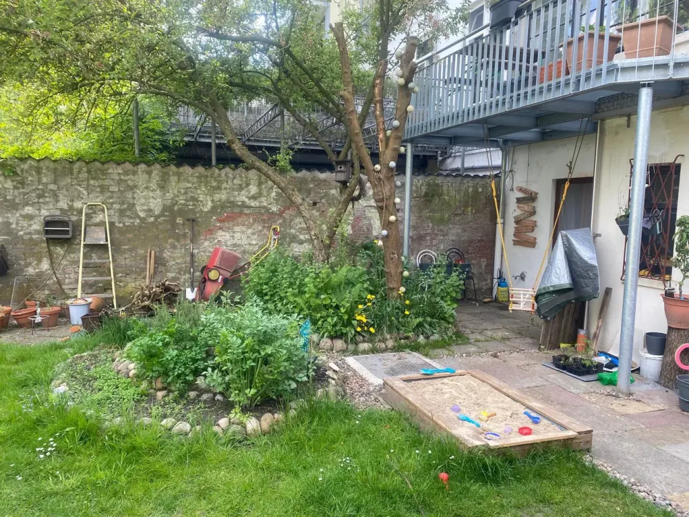 Sunny, Quiet Ground Floor Apartment with Exclusive Garden Use