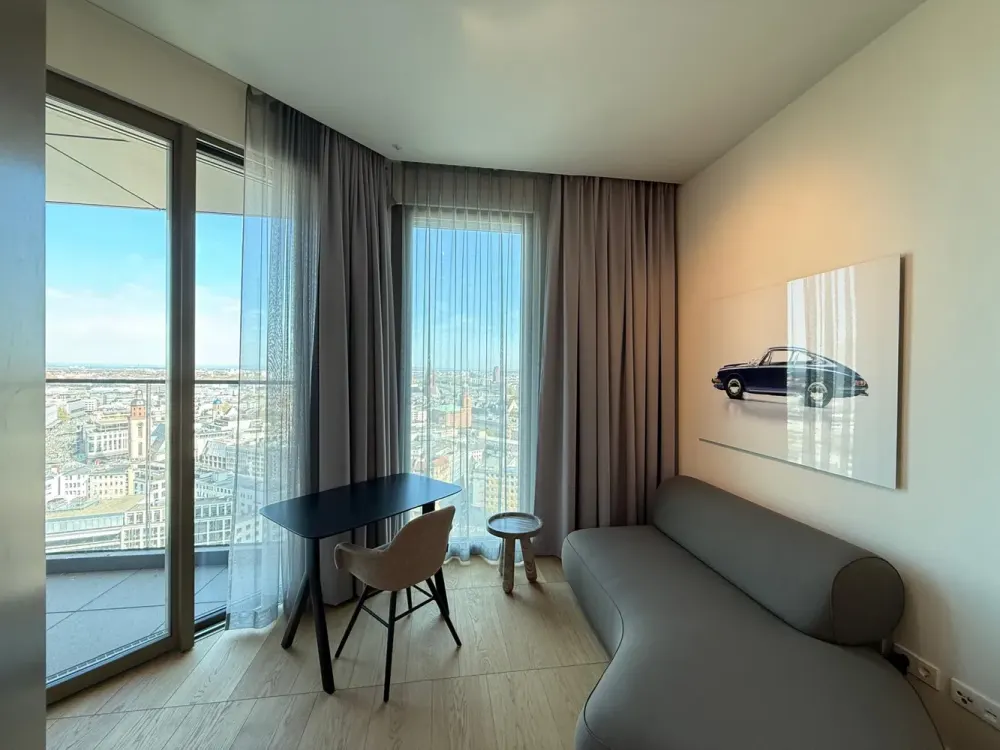FOUR: Möbliertes Apartment mit Mainblick