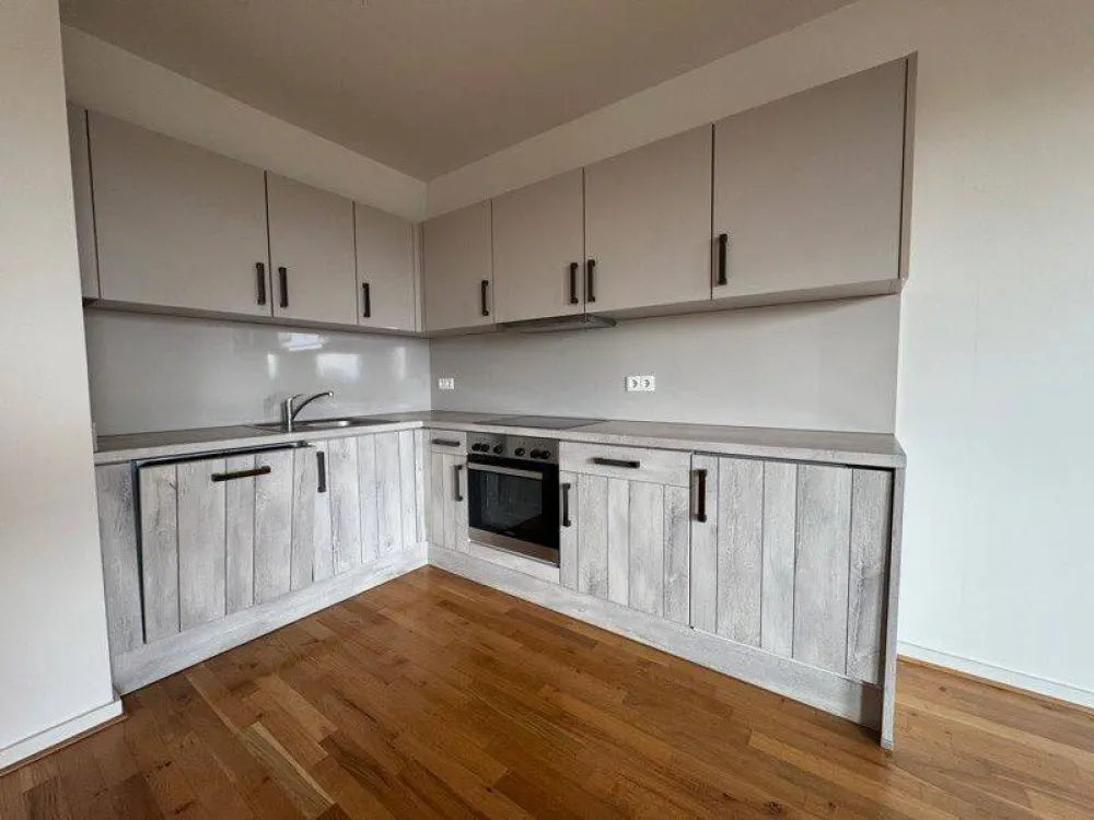 Move In and Feel at Home: 2-Room Apartment with Fitted Kitchen in Central Location