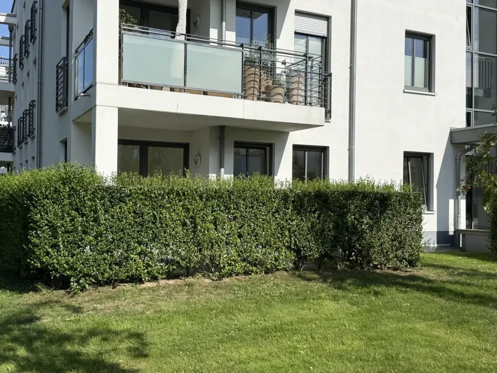 Only 100 m from the sea - Stylish 3-room apartment with branded fitted kitchen and underground parking space