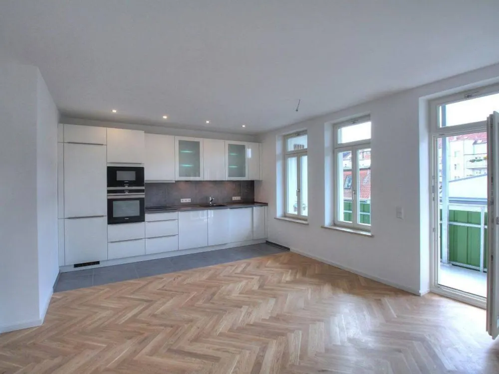 Neu sanierte 3-Zimmer-Wohnung mit Luxus-Einbauküche und großem Balkon