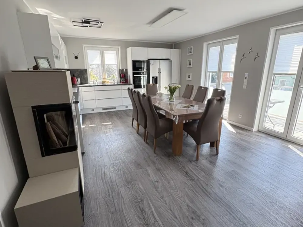 Bright, modern furnished 4-room apartment with full bath, guest WC, 2 x balcony, fireplace and much more near the water