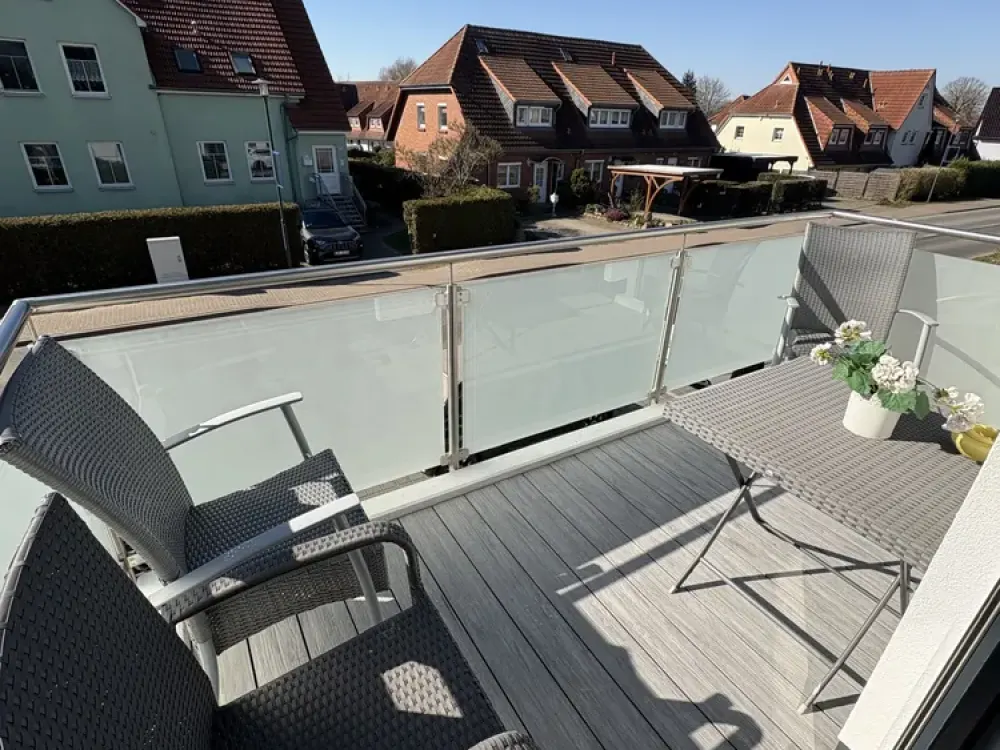 Bright, modern furnished 4-room apartment with full bath, guest WC, 2 x balcony, fireplace and much more near the water