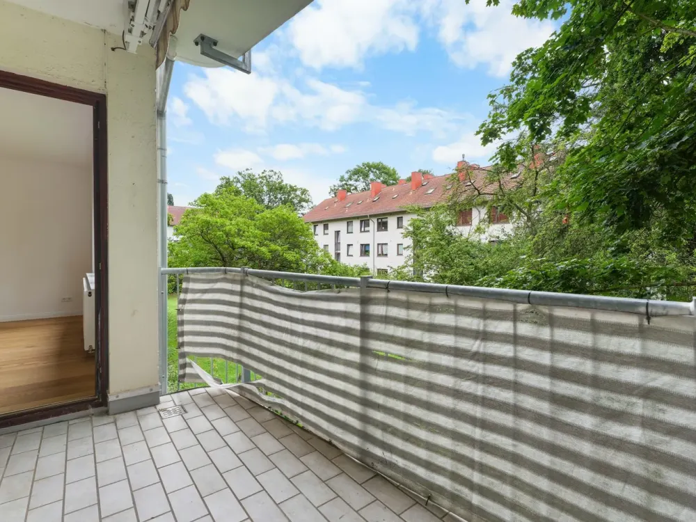 First Occupancy Schwachhausen: Renovated Apartment - Near Bürgerpark with Balcony and 3 Rooms