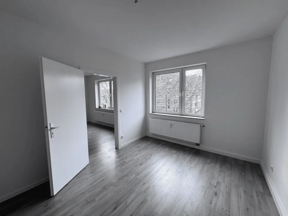 High-quality renovated 2-room apartment 40.05 sqm with open kitchen in Düsseldorf-Oberbilk