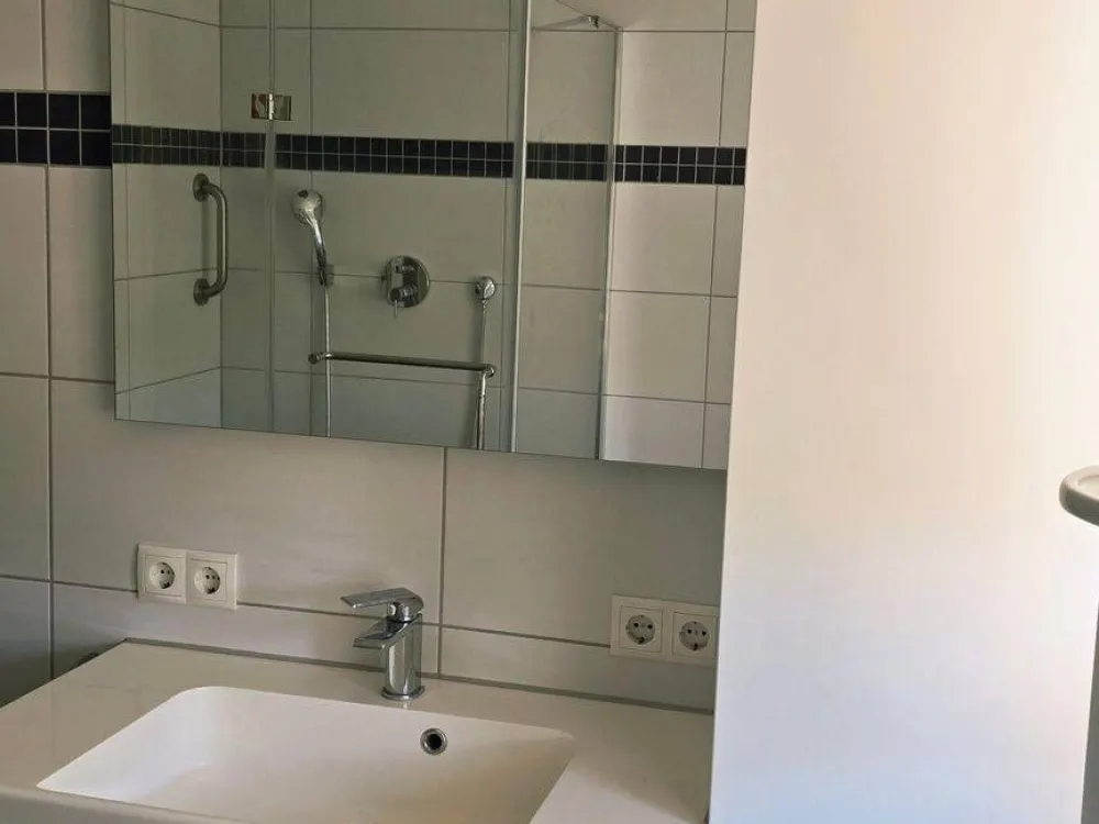 Furnished Room in 3-Person Shared Apartment for Professionals, Commuters & Dual Students