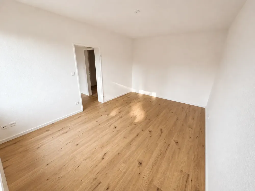 Empelde: 3-Room Apartment, Major Renovation 2023, Large Balcony, Barrier-Free