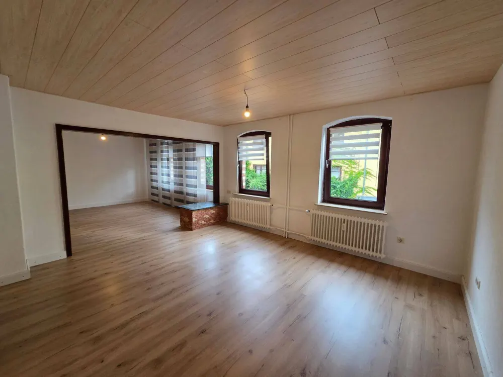 Well-maintained family-friendly 5-room maisonette apartment in a quiet residential area on the outskirts of Kassel in an idyllic location