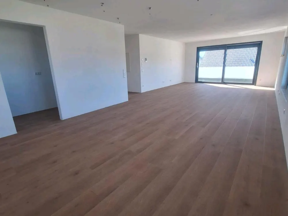 Bright 4-Room Apartment 147sqm with Terrace and Balcony