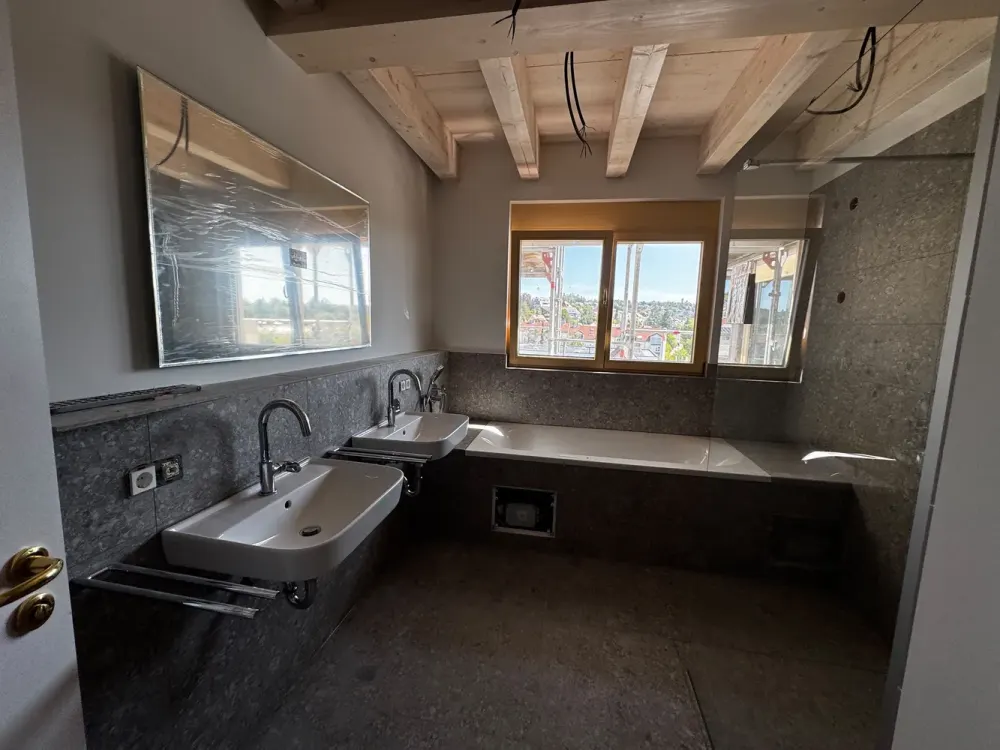 Exclusive Penthouse with Roof Terrace and Whirlpool Bathtub