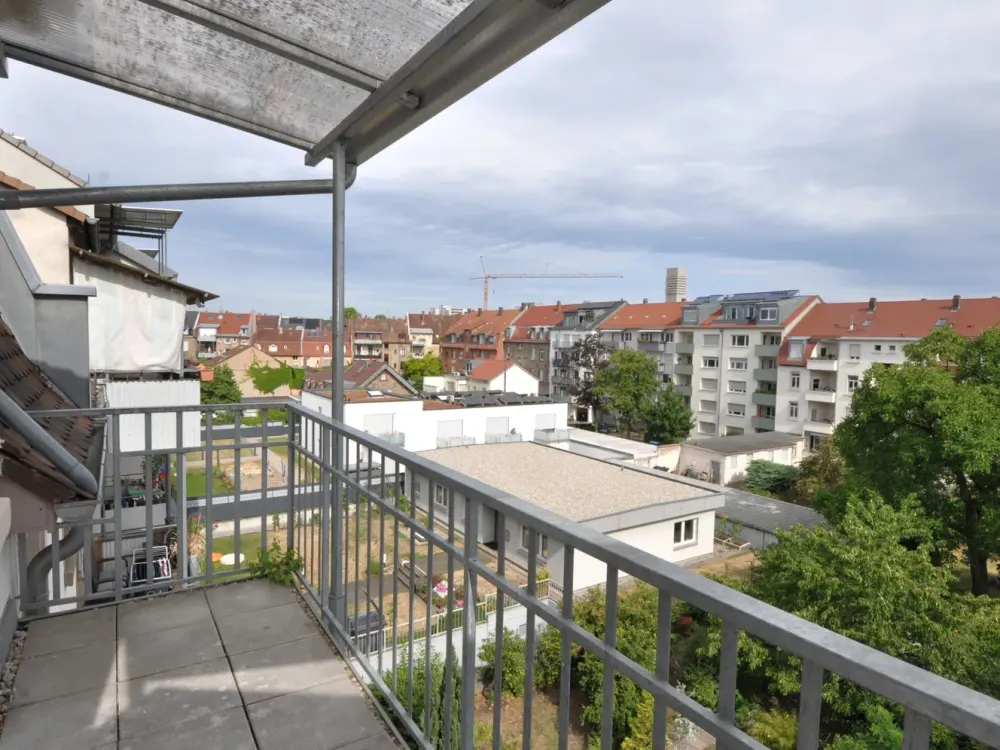 Freshly Renovated 4-Room Old Building Apartment with Garden Share, 118 m² in KA-Beiertheim, Near Train Station