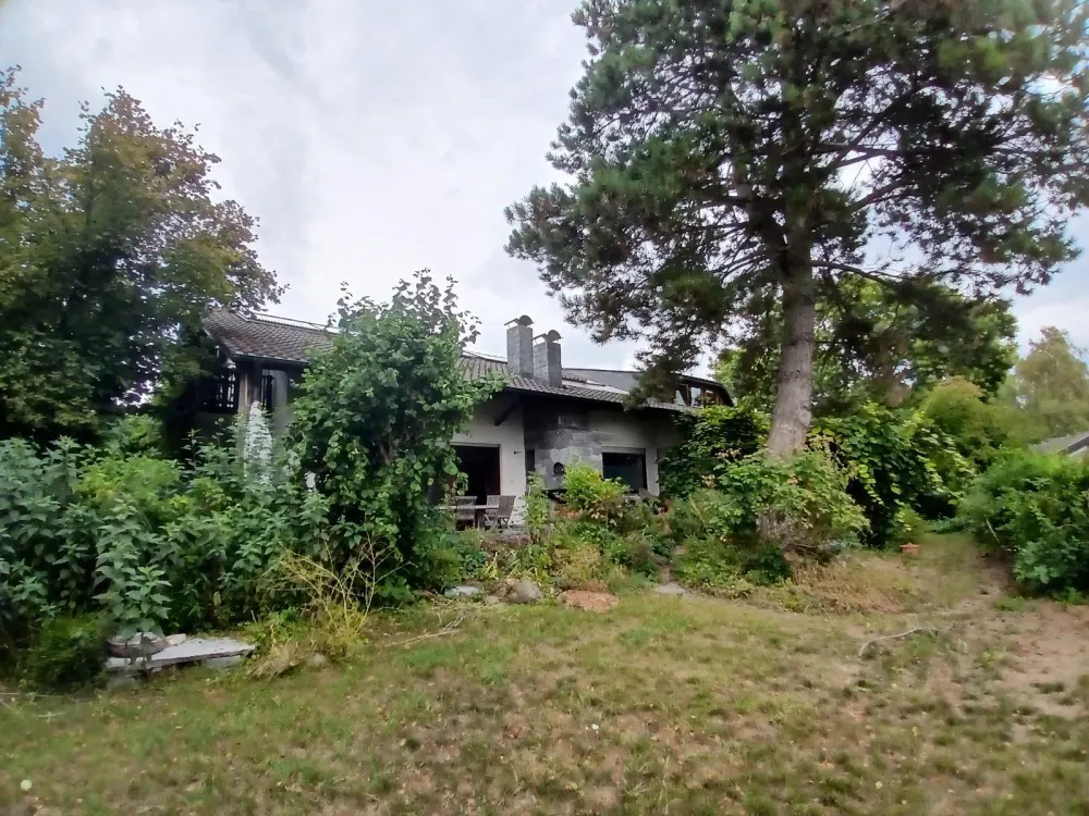 Spacious 8-Room Apartment with Large Garden in a Quiet Location