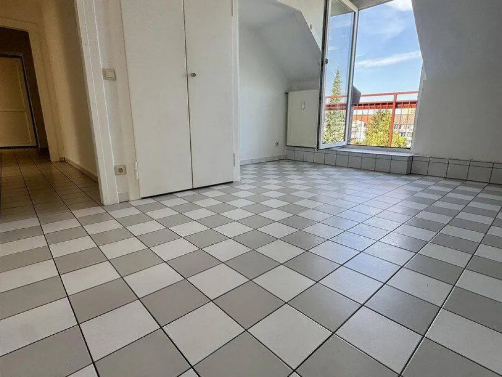 Completely Renovated 3-Room Attic Apartment with Eat-in Kitchen, New Fitted Kitchen and Sunny Terrace in Eller