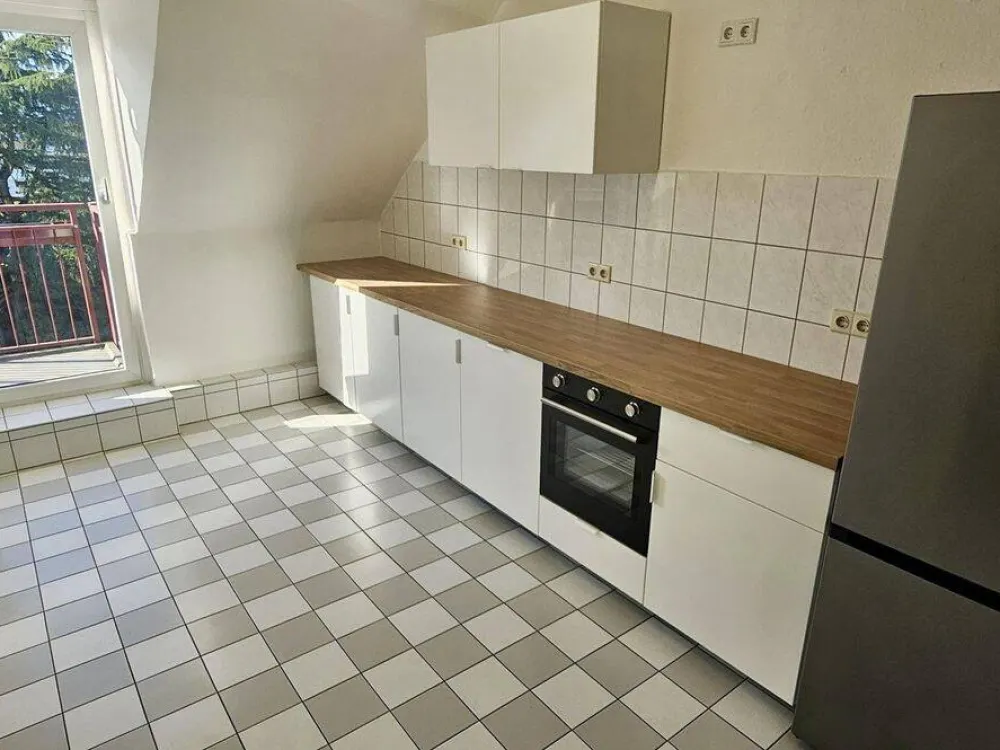 Completely Renovated 3-Room Attic Apartment with Eat-in Kitchen, New Fitted Kitchen and Sunny Terrace in Eller