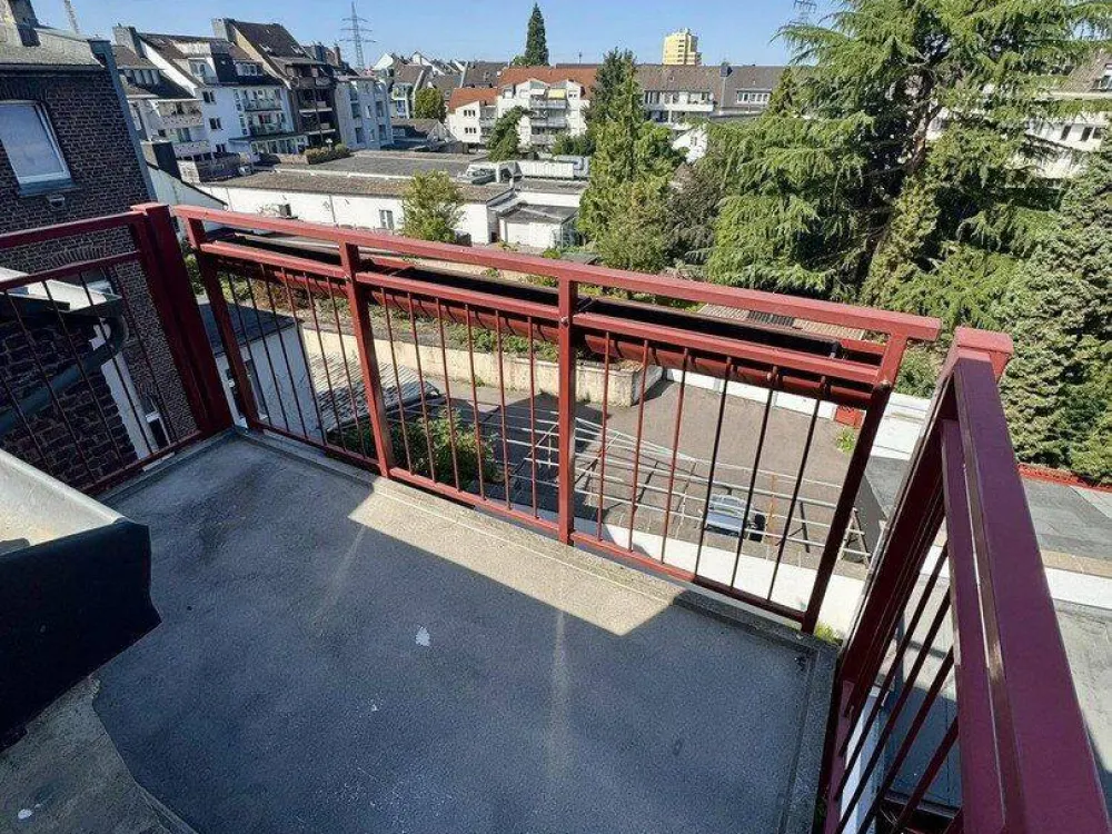 Completely Renovated 3-Room Attic Apartment with Eat-in Kitchen, New Fitted Kitchen and Sunny Terrace in Eller