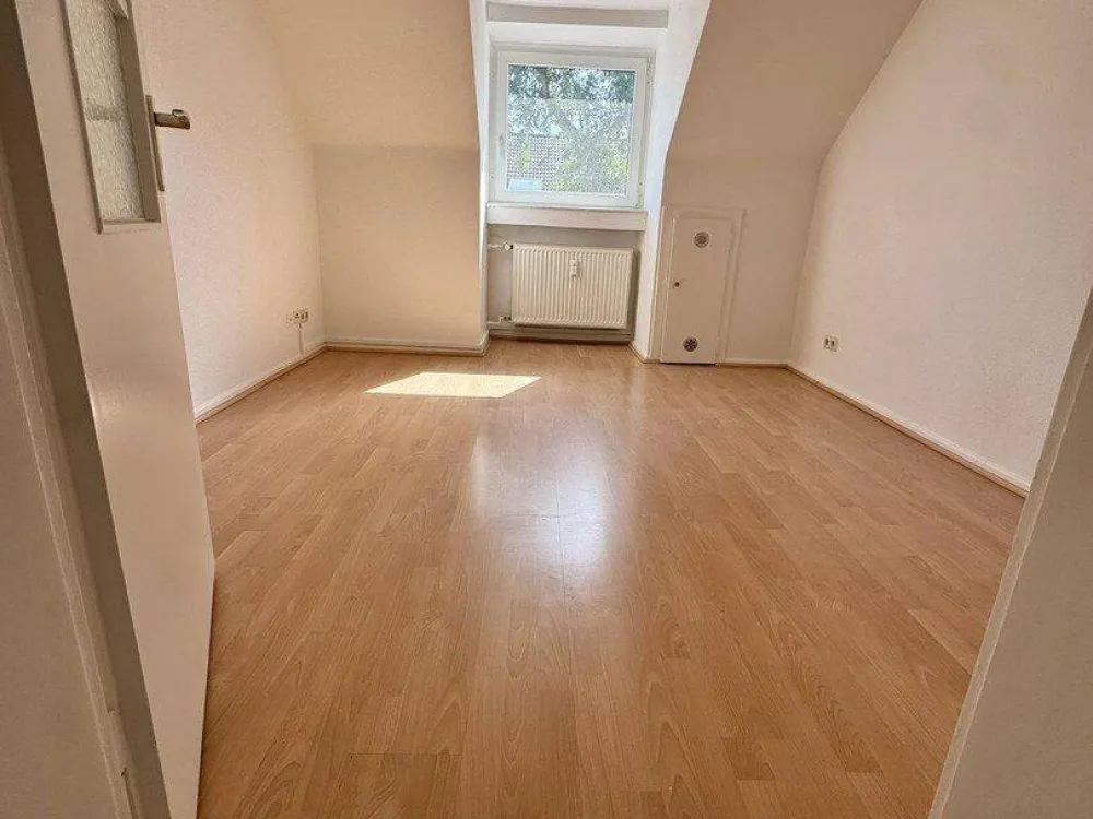 Completely Renovated 3-Room Attic Apartment with Eat-in Kitchen, New Fitted Kitchen and Sunny Terrace in Eller