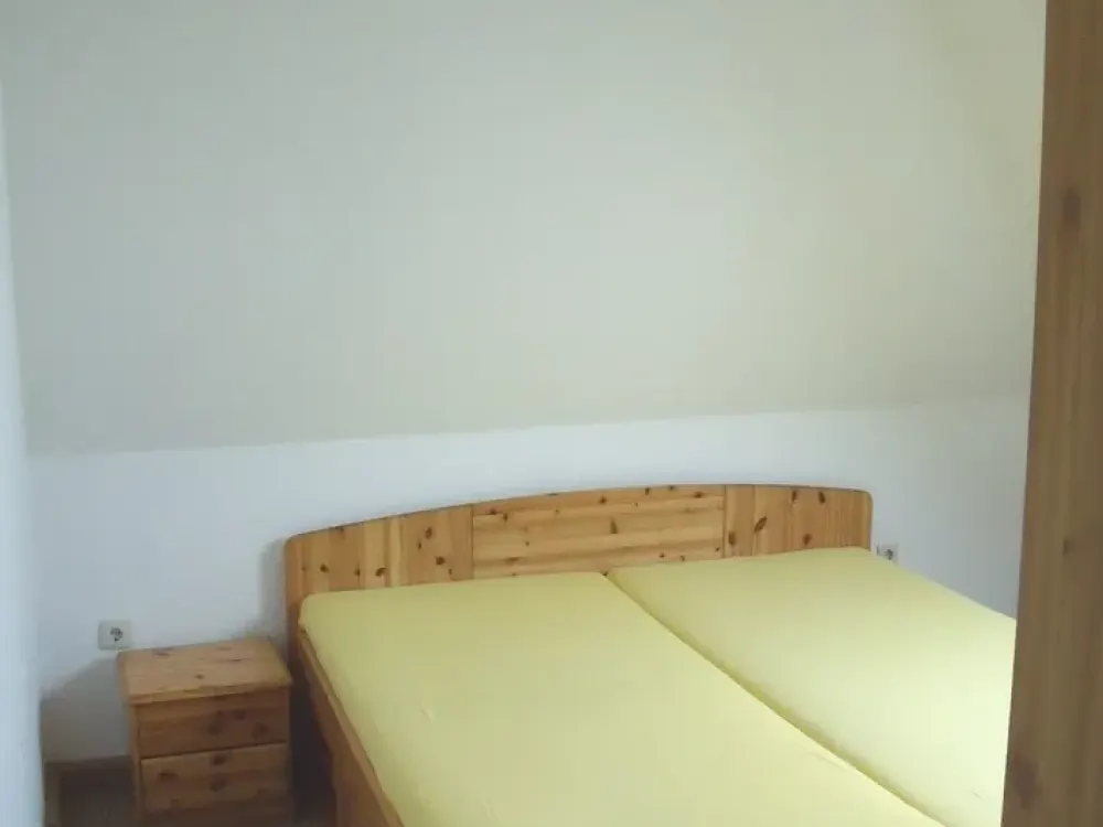 DO-Brechten, directly by the forest, approx. 40sqm attic, 2-room studio, balcony-effect windows, only for single person