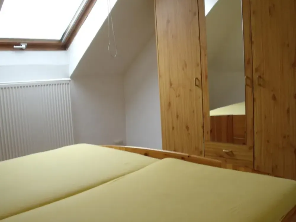 DO-Brechten, directly by the forest, approx. 40sqm attic, 2-room studio, balcony-effect windows, only for single person