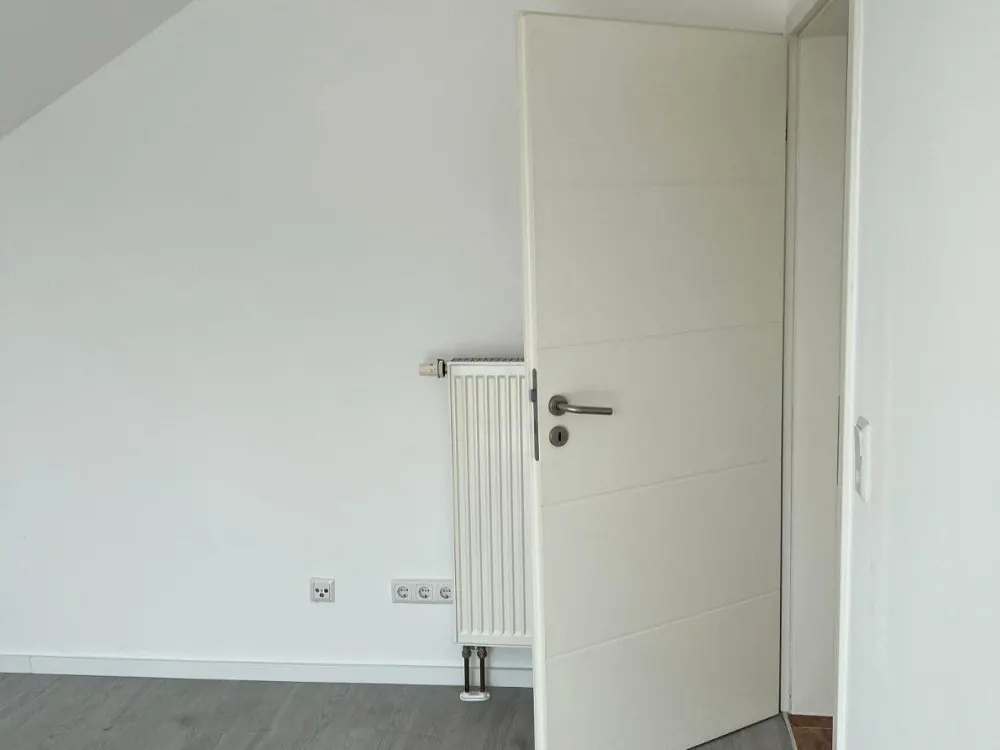 Bright 3-Room Attic Apartment with 2 Balconies & Fitted Kitchen