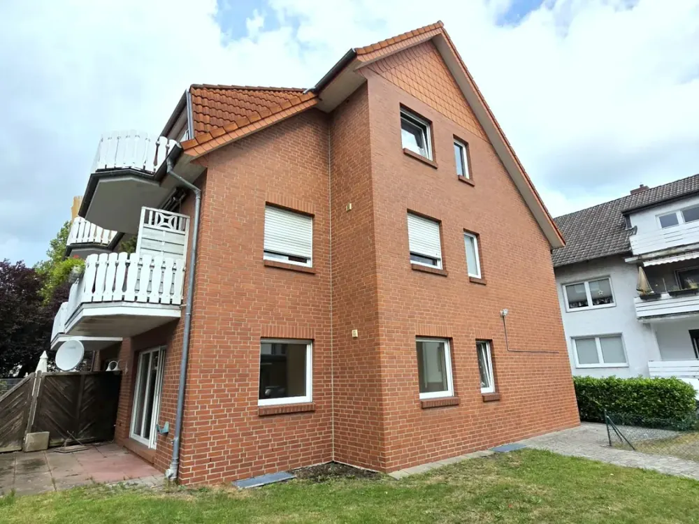 Ground-floor apartment with terrace and garden in central residential location!